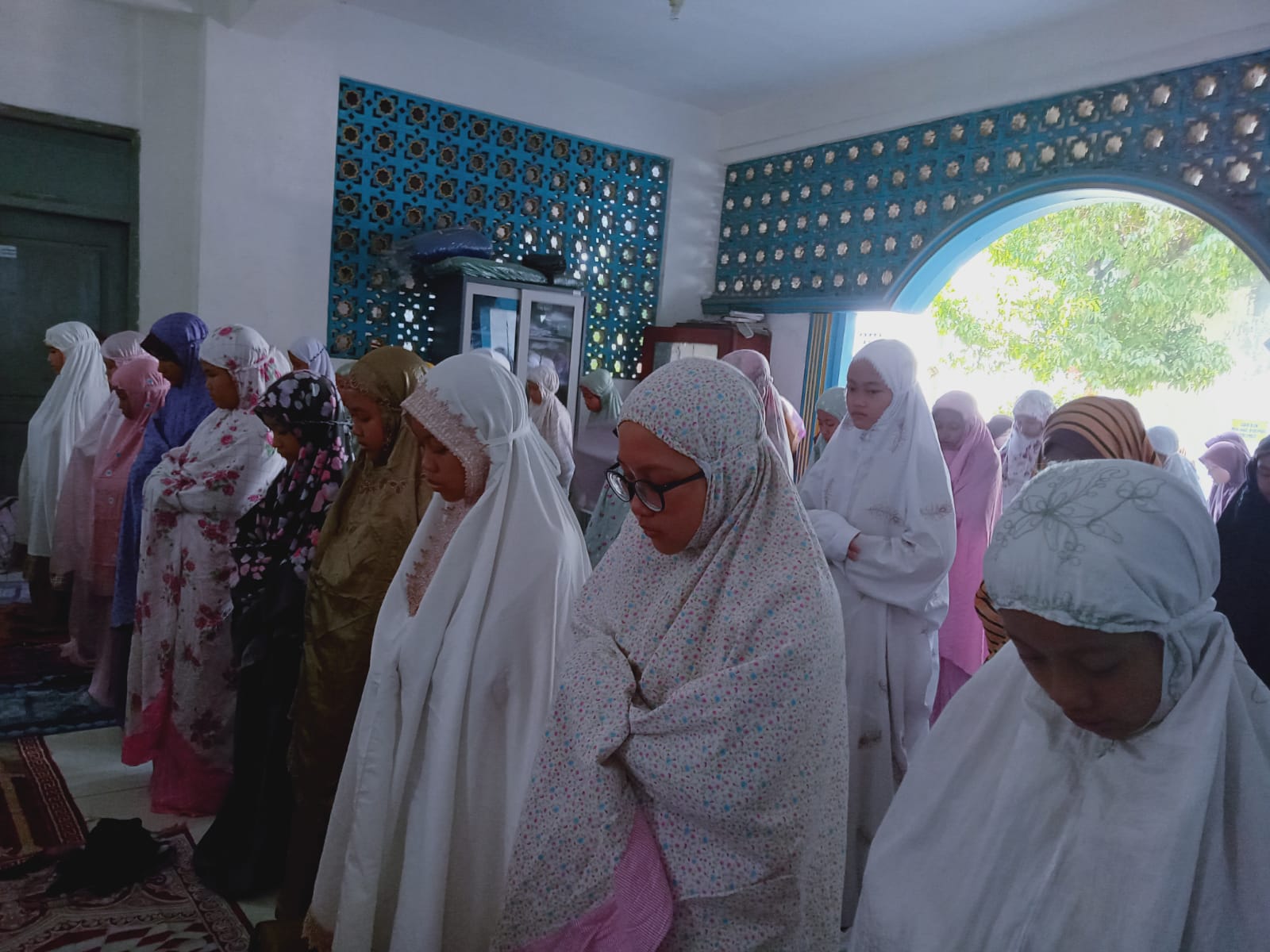 >Siswi MI Bahrul Ulum Tambakberas Sholat Dhuhur Berjama'ah 