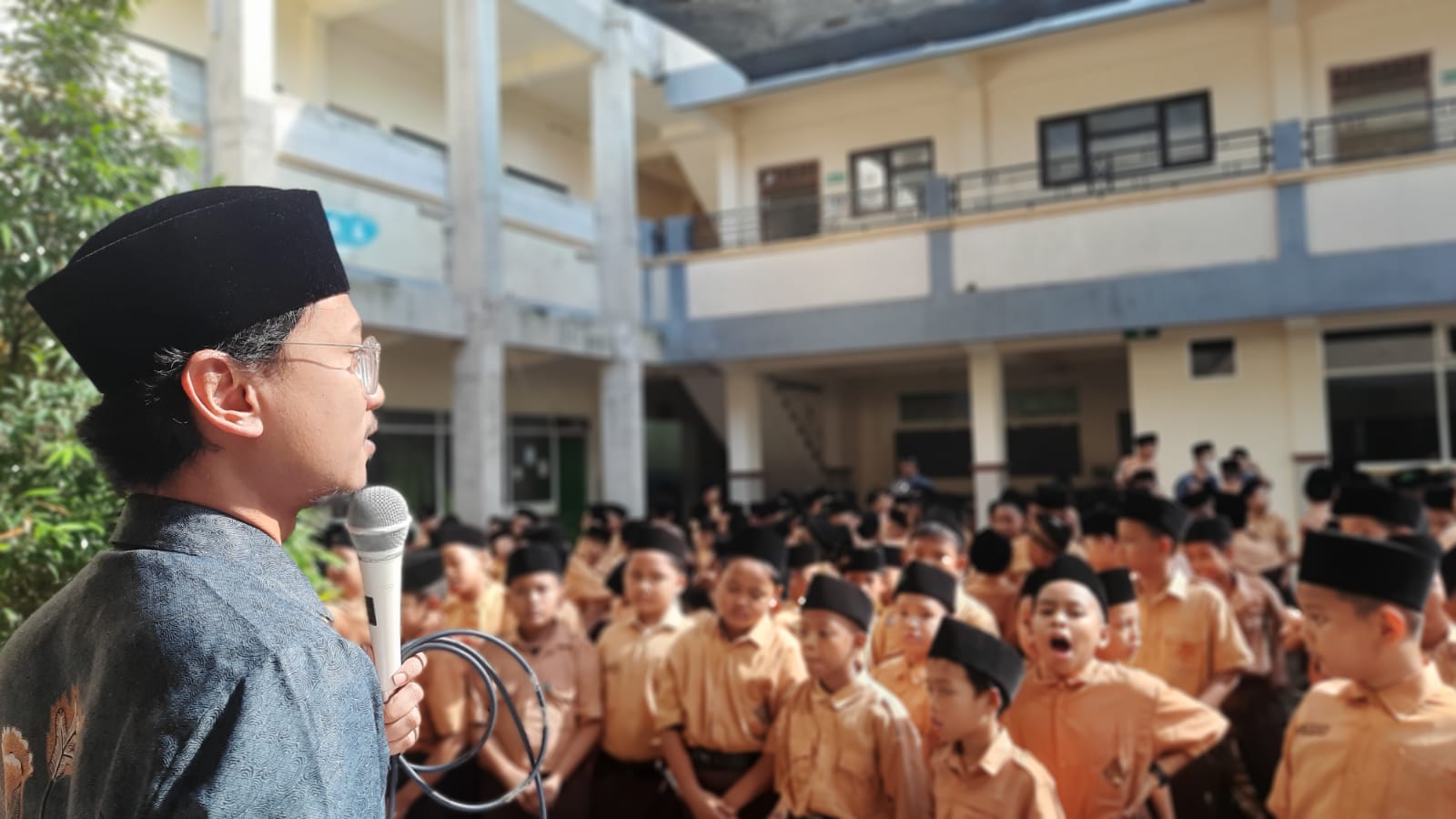 >Hari Pertama Masuk Sekolah Guru dan Siswa Halal Bi Halal