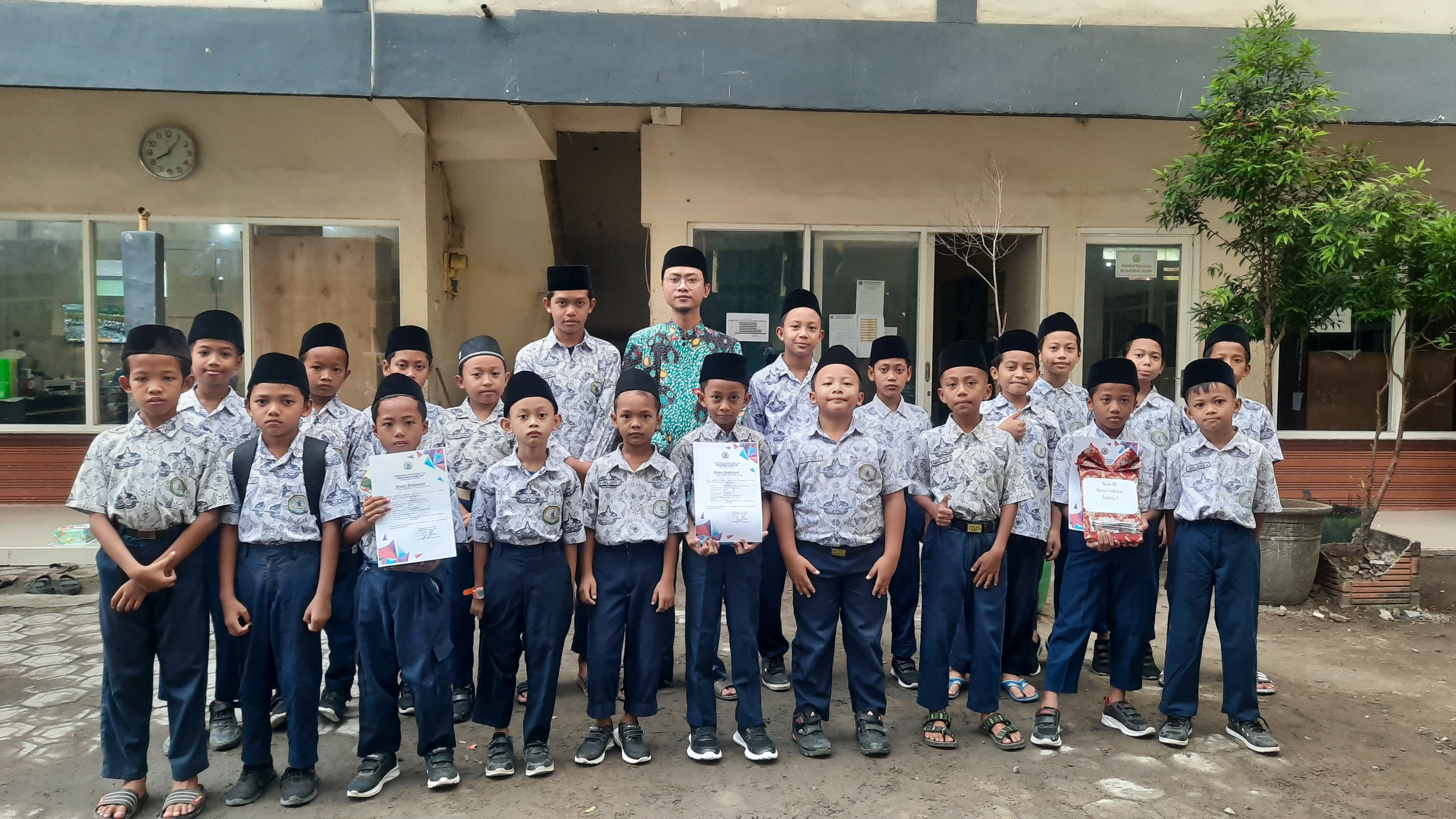 >PEMBAGIAN RAPORT MI BU 2023-2024 99% NAIK KELAS